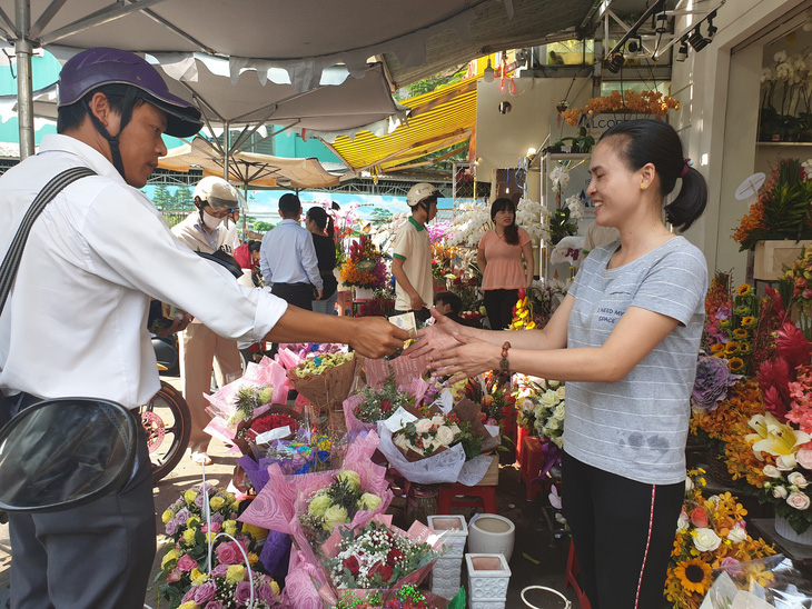 Nhiều cửa hàng ngưng nhận bán hoa 8-3 vì quá tải - Ảnh 3.