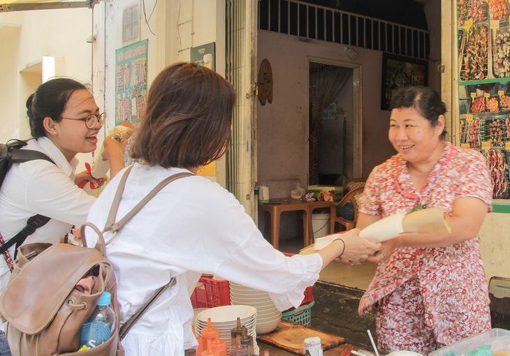 TP.HCM ngày 8-3: Ở đâu cũng có hoa bay - Ảnh 7.