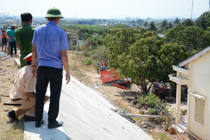 Vụ xe khách lao vực: tài xế đã chết, du khách Hàn Quốc đang cấp cứu - Ảnh 2.