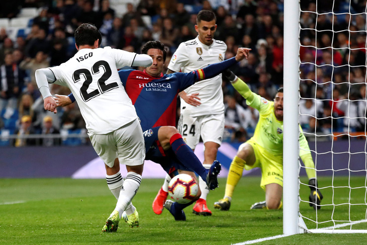 Real Madrid chật vật thắng ngược đội cuối bảng Huesca - Ảnh 2.