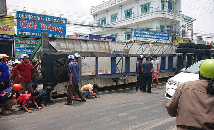 Tài xế xe container lật đè chết 3 bà cháu dương tính với ma túy - Ảnh 1.