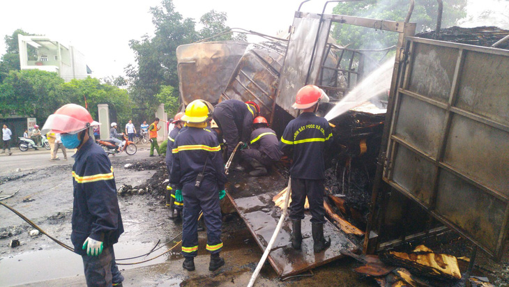 Hai xe tải cháy dữ dội sau va chạm, hai người tử vong - Ảnh 3.