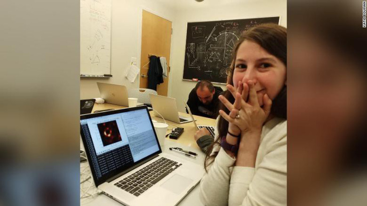 Người phụ nữ tạo thuật toán chụp ảnh hố đen vũ trụ đầu tiên trong lịch sử - Ảnh 1.