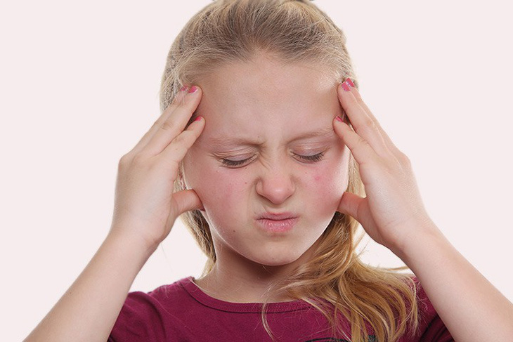 Triệu chứng đau đầu ù tai ở trẻ là bệnh gì? - Ảnh 1.