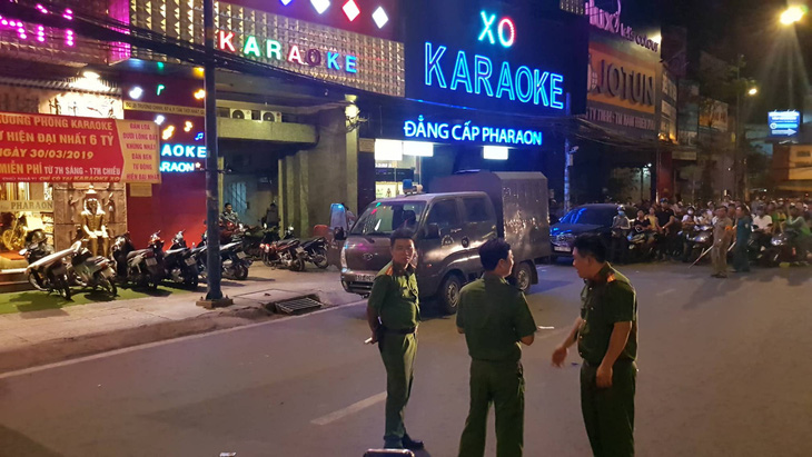 Công an TP.HCM phong tỏa, khám xét xuyên đêm quán karaoke của Phúc XO - Ảnh 1.