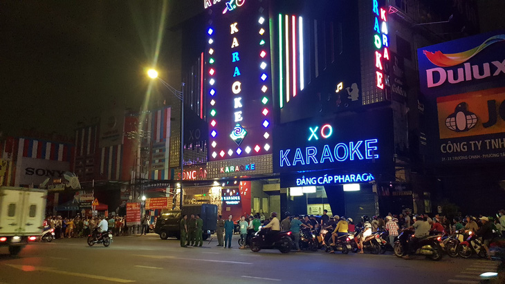 Công an TP.HCM phong tỏa, khám xét xuyên đêm quán karaoke của Phúc XO - Ảnh 2.