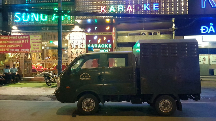 Công an TP.HCM phong tỏa, khám xét xuyên đêm quán karaoke của Phúc XO - Ảnh 3.