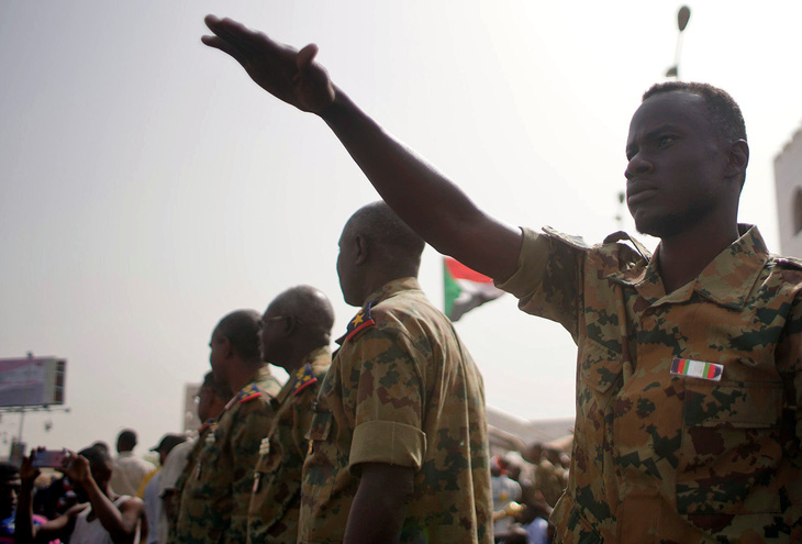Tổng thống Sudan rơi đài vì phụ nữ - Ảnh 2.