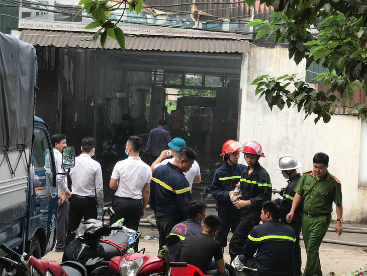 Phó thủ tướng yêu cầu làm rõ nguyên nhân vụ cháy nhà xưởng 8 người chết - Ảnh 1.