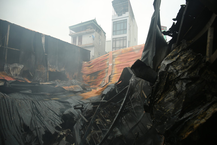 Vụ cháy 8 người chết: Nhà xưởng xây dựng trên đất lấn chiếm - Ảnh 1.