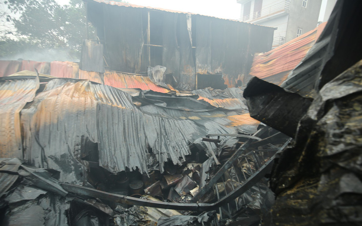 Cháy nhà xưởng cả nghìn mét vuông, 8 người chết và mất tích