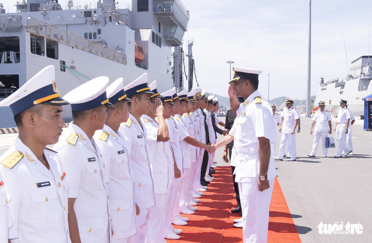 Hai tàu hải quân và 735 sĩ quan, thủy thủ Ấn Độ thăm Khánh Hòa - Ảnh 1.