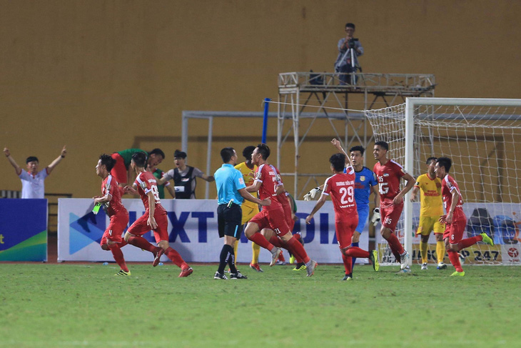 Trung vệ Bùi Tiến Dũng ghi bàn giúp Viettel đá bại Nam Định - Ảnh 2.