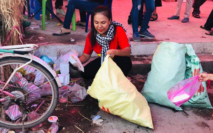 Từ TP.HCM đến lễ hội ở Cần Thơ để... dọn rác