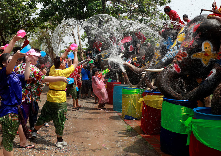 Người Thái chơi đùa với voi, đại chiến súng nước dịp Tết Songkran - Ảnh 2.