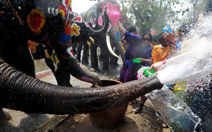Người Thái chơi đùa với voi, đại chiến súng nước dịp Tết Songkran