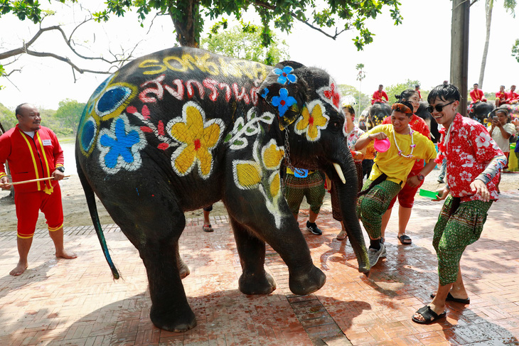 Người Thái chơi đùa với voi, đại chiến súng nước dịp Tết Songkran - Ảnh 3.