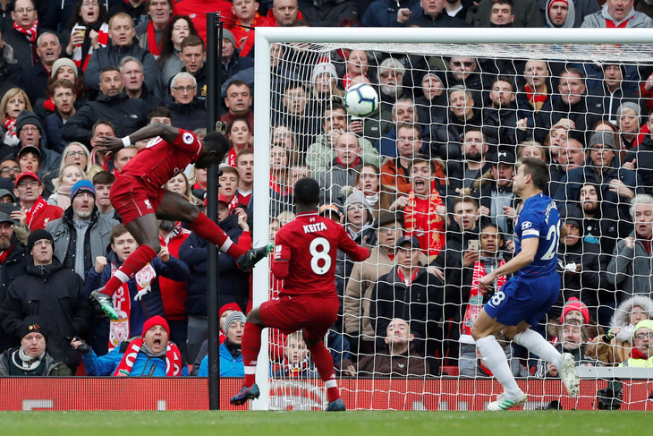 Salah lập siêu phẩm, Liverpool hạ Chelsea trở lại đỉnh bảng - Ảnh 1.