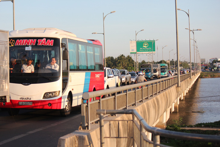 Xếp hàng dài dằng dặc chờ qua cầu Rạch Miễu chỉ vì một xe khách... chết máy - Ảnh 4.