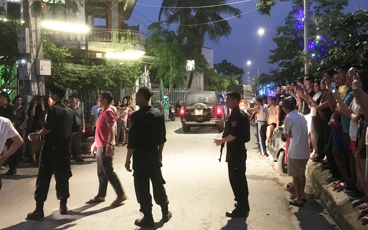Hàng chục cảnh sát phong tỏa phố, vây bắt vụ nghi mua bán ma túy