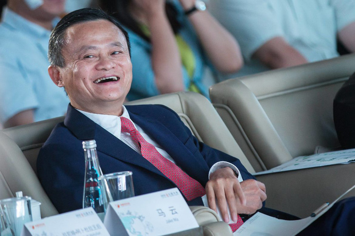 Tỉ phú Jack Ma khuyên giới trẻ vắt kiệt sức mà làm - Ảnh 1.