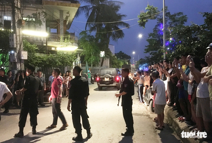 Hàng chục cảnh sát phong tỏa phố, vây bắt vụ nghi mua bán ma túy - Ảnh 5.