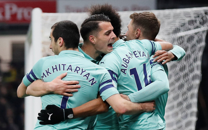 May mắn thắng 10 người Watford, Arsenal trở lại tốp 4