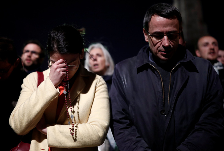 Người dân Paris quỳ khóc, cầu nguyện khi trái tim của Paris bốc cháy - Ảnh 3.