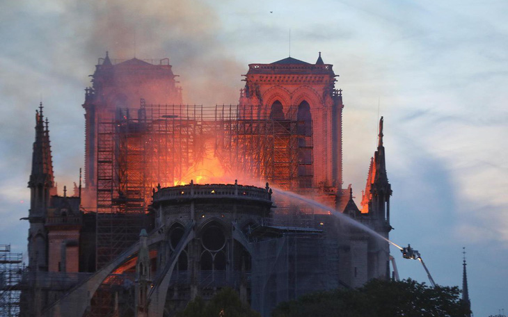 Sáu câu hỏi đặt ra sau vụ cháy Nhà thờ Đức Bà Paris