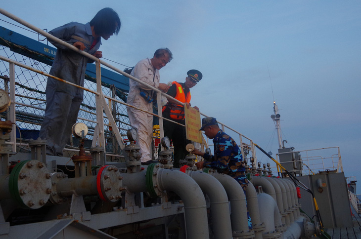 Tạm giữ 7 người liên quan vụ bán xăng dầu lậu trên biển - Ảnh 3.