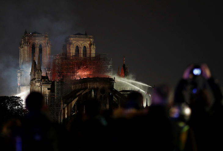 6 câu hỏi đặt ra sau vụ cháy Nhà thờ Đức Bà Paris - Ảnh 3.