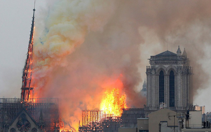 Vì sao Nhà thờ Đức Bà Paris cháy quá nhanh?