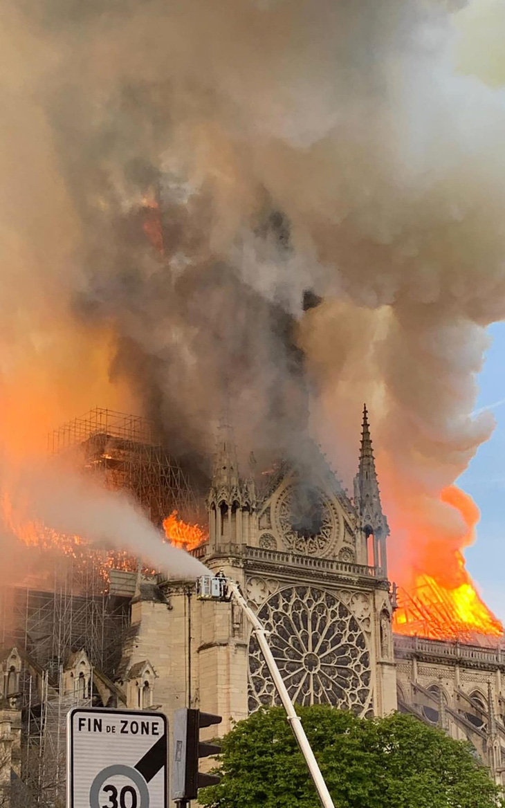 Dân mạng tan vỡ khi Nhà thờ Đức Bà Paris cháy - Ảnh 1.