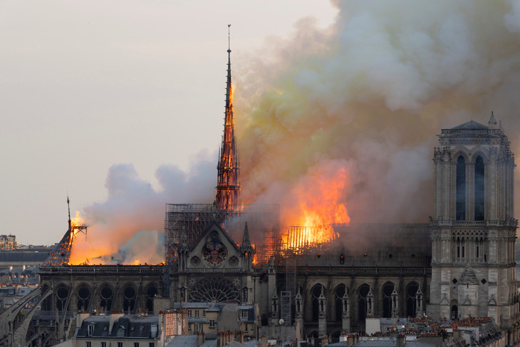 Nhiều thuyết âm mưu sau vụ cháy Nhà thờ Đức Bà Paris - Ảnh 1.