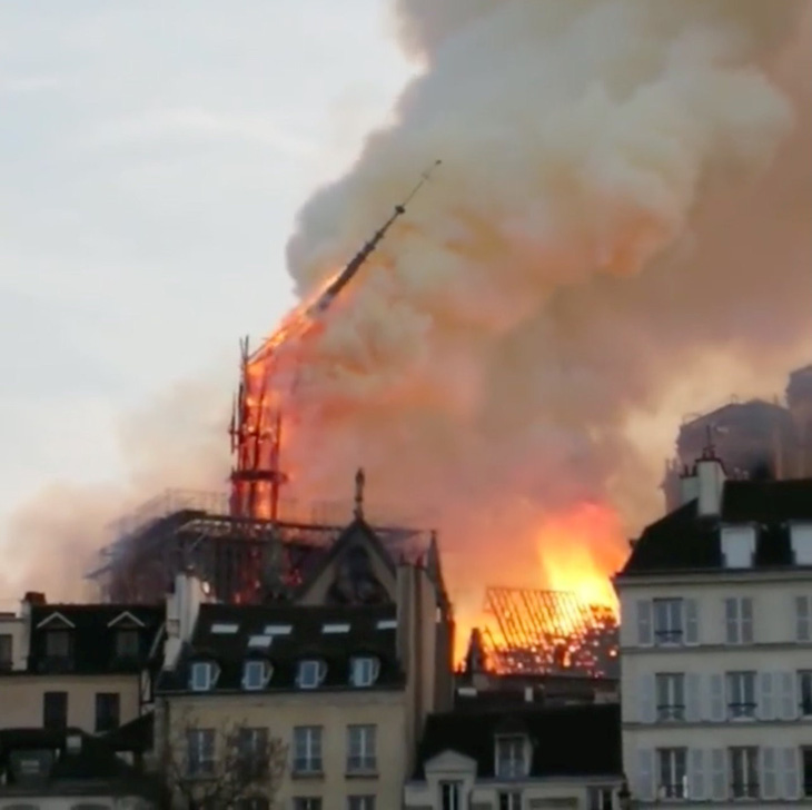 Nguyên nhân cháy nhà thờ Đức Bà Paris: lắp dây điện không chuẩn - Ảnh 1.