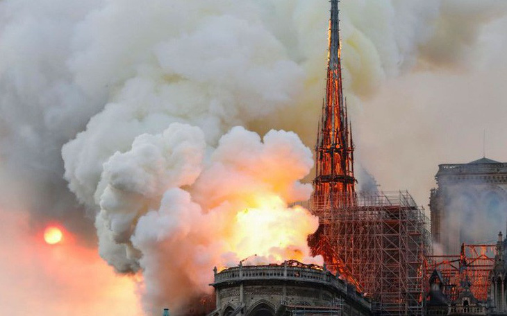 Nhà thờ Đức Bà - Paris bốc cháy dữ dội