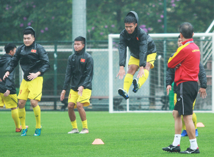 U-18 Việt Nam tập với sơ đồ 3 trung vệ như đội tuyển quốc gia - Ảnh 2.
