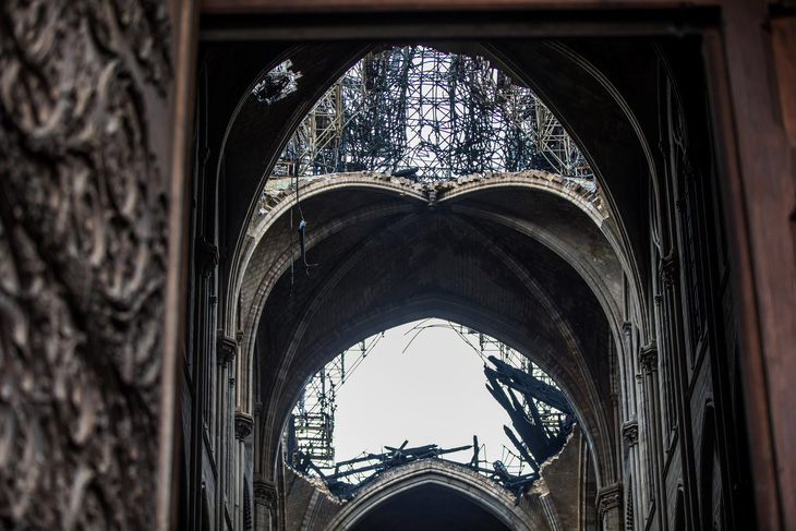 Nhà thờ Đức Bà Paris có thể đổ sập nếu lính cứu hỏa không quên mình... - Ảnh 1.
