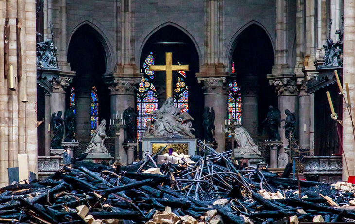 Nhà thờ Đức Bà Paris có thể đổ sập nếu lính cứu hỏa không quên mình... - Ảnh 2.