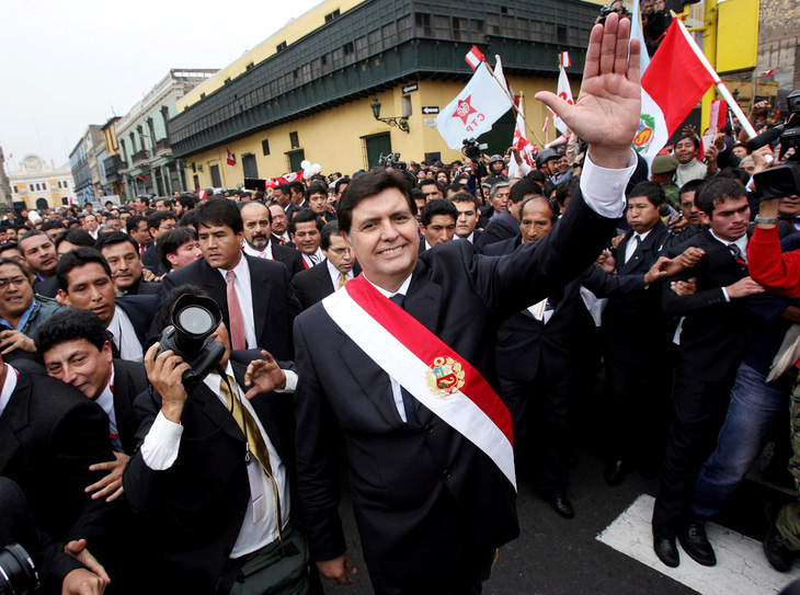 Cựu tổng thống Peru tự sát vì bê bối tham nhũng - Ảnh 1.