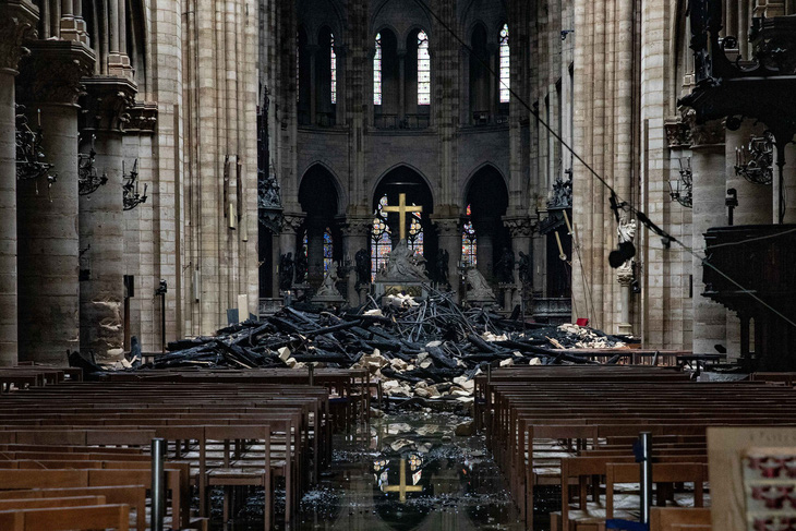 Khung cảnh nhói lòng bên trong nhà thờ Đức Bà Paris sau hỏa hoạn - Ảnh 1.