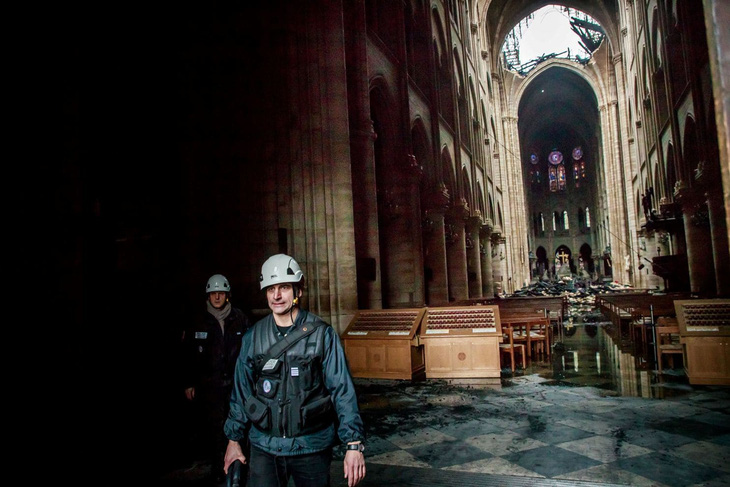 Khung cảnh nhói lòng bên trong nhà thờ Đức Bà Paris sau hỏa hoạn - Ảnh 8.