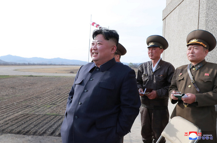 Ông Kim Jong Un xuất hiện chỉ đạo phi công chiến đấu - Ảnh 1.