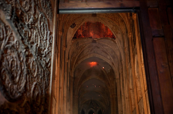 Khung cảnh nhói lòng bên trong nhà thờ Đức Bà Paris sau hỏa hoạn - Ảnh 7.