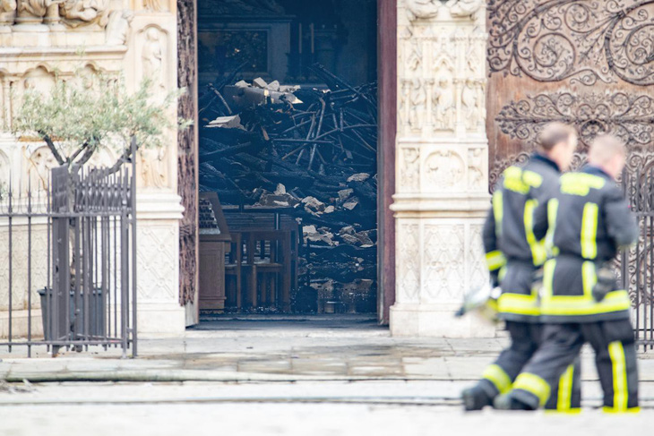 Khung cảnh nhói lòng bên trong nhà thờ Đức Bà Paris sau hỏa hoạn - Ảnh 11.
