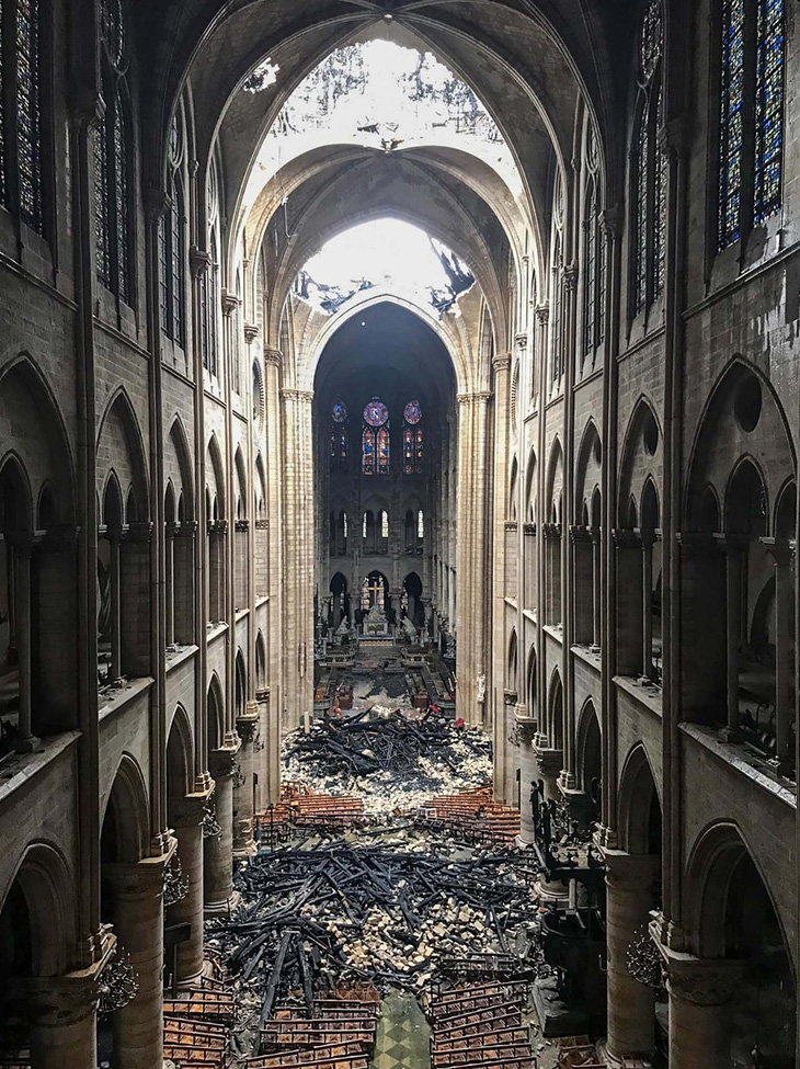 Khung cảnh nhói lòng bên trong nhà thờ Đức Bà Paris sau hỏa hoạn - Ảnh 3.