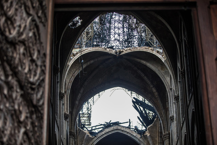 Khung cảnh nhói lòng bên trong nhà thờ Đức Bà Paris sau hỏa hoạn - Ảnh 10.