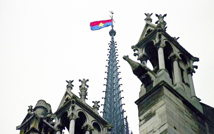 Ai đã treo cờ Việt Nam trên đỉnh nhà thờ Đức Bà Paris? - Ảnh 1.