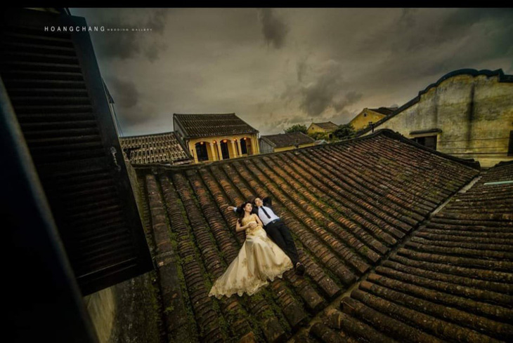 Nằm lên mái nhà cổ để chụp ảnh cưới tại Hội An - Ảnh 1.