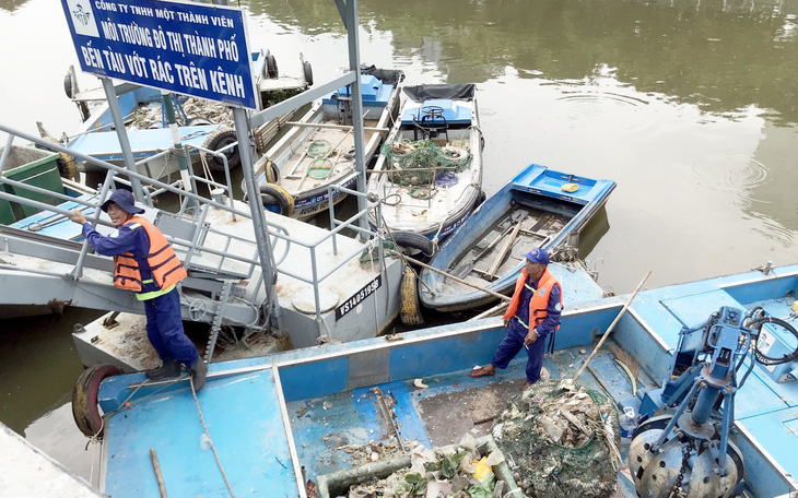 Cá lại chết nổi trên kênh Nhiêu Lộc - Thị Nghè
